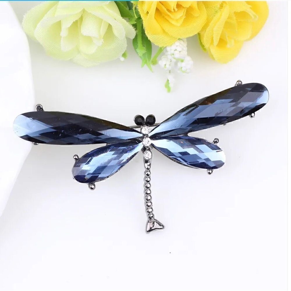 💙 Betsey Johnson stunning crystal dragonfly brooch 💙